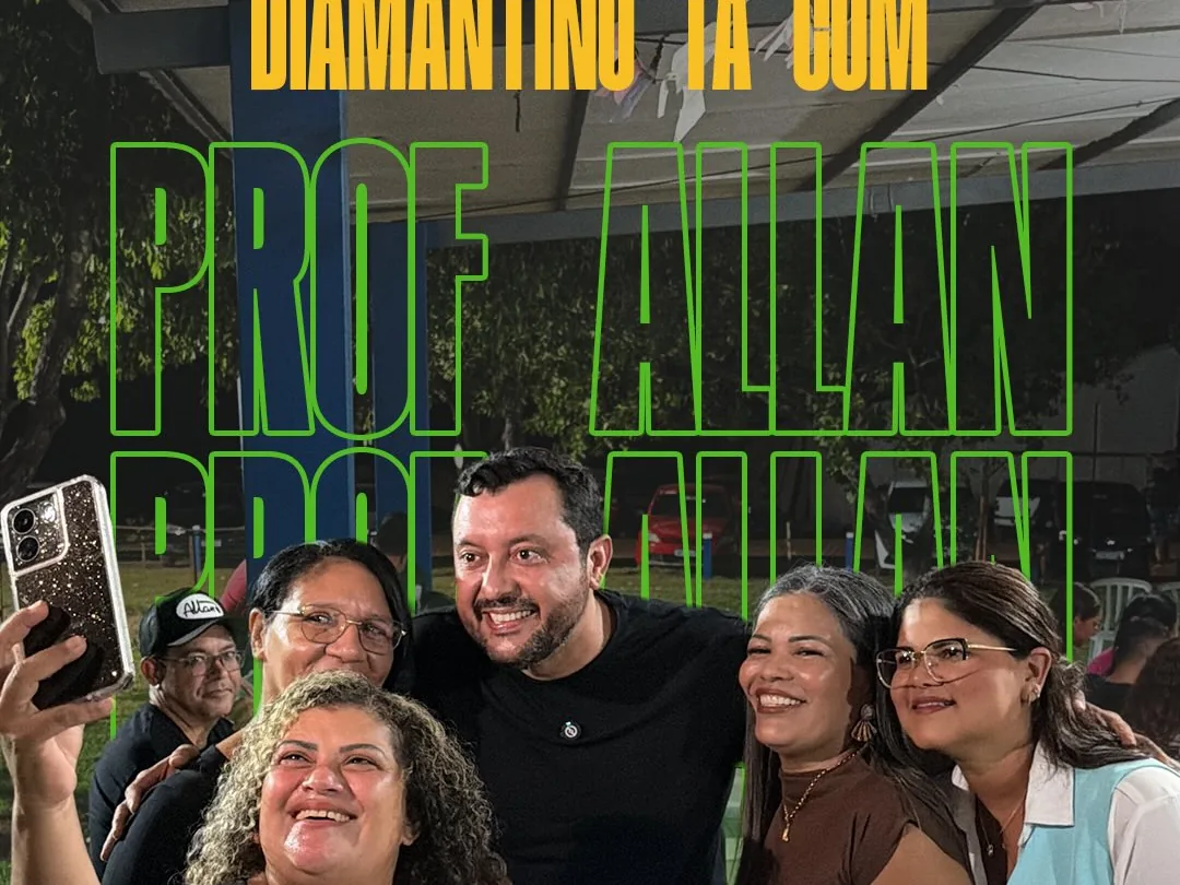 Allan Kardec sorri em selfie com apoiadoras durante encontro em Diamantino