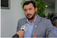 Primeiro a vida, depois a economia